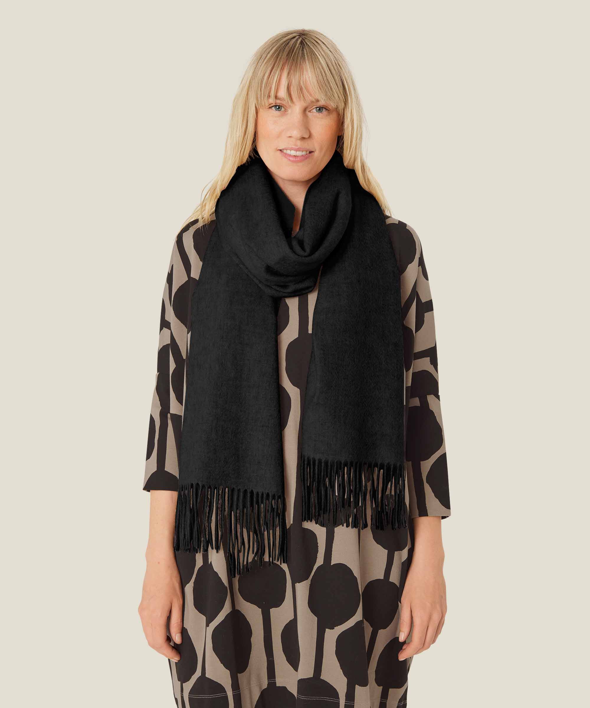 Anna Scarf, Black