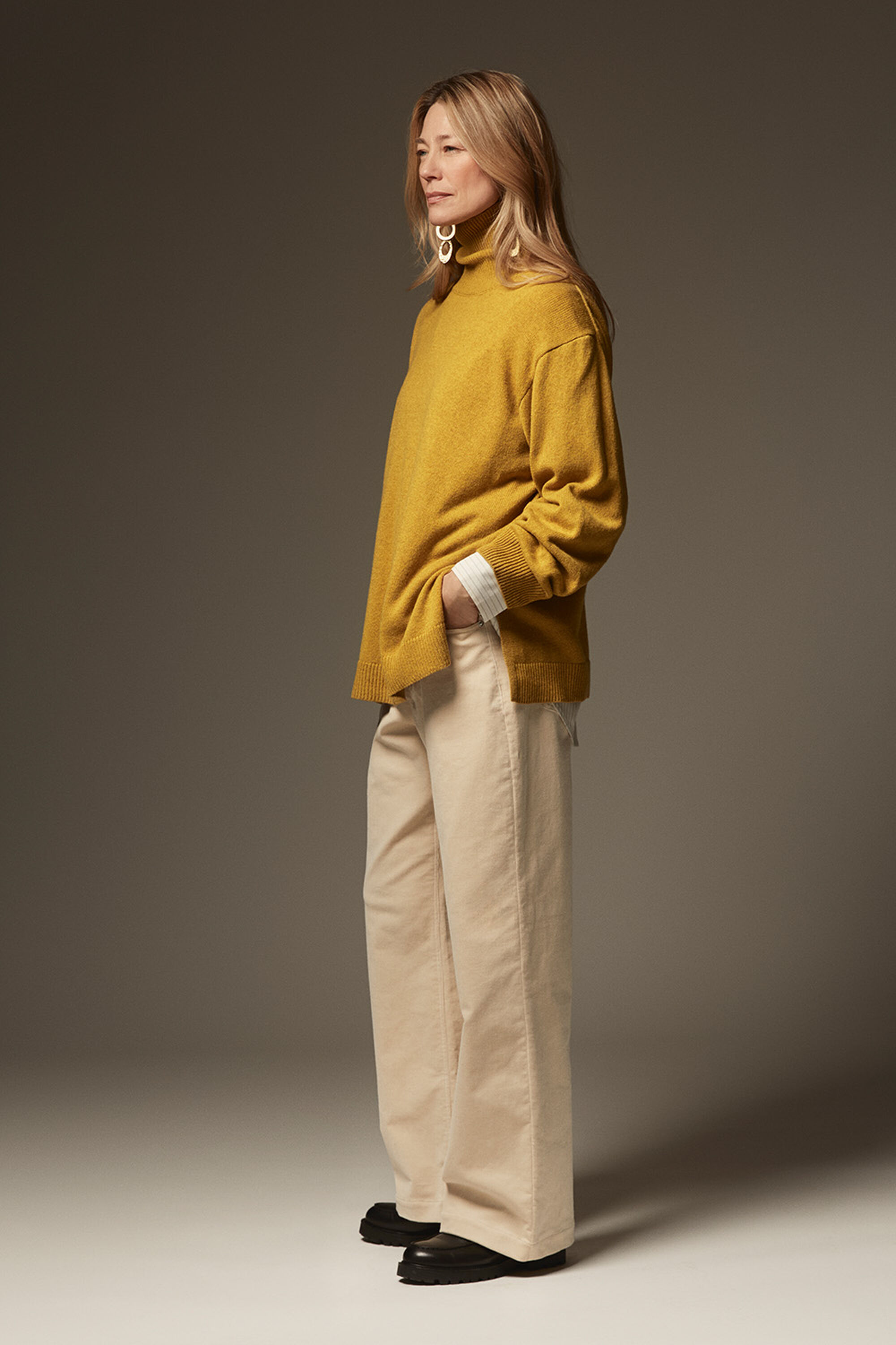 Faricka Pullover - Golden Green, Imma Shirt - White, Philine Trousers - Fog, Rumani Earrings - Gold