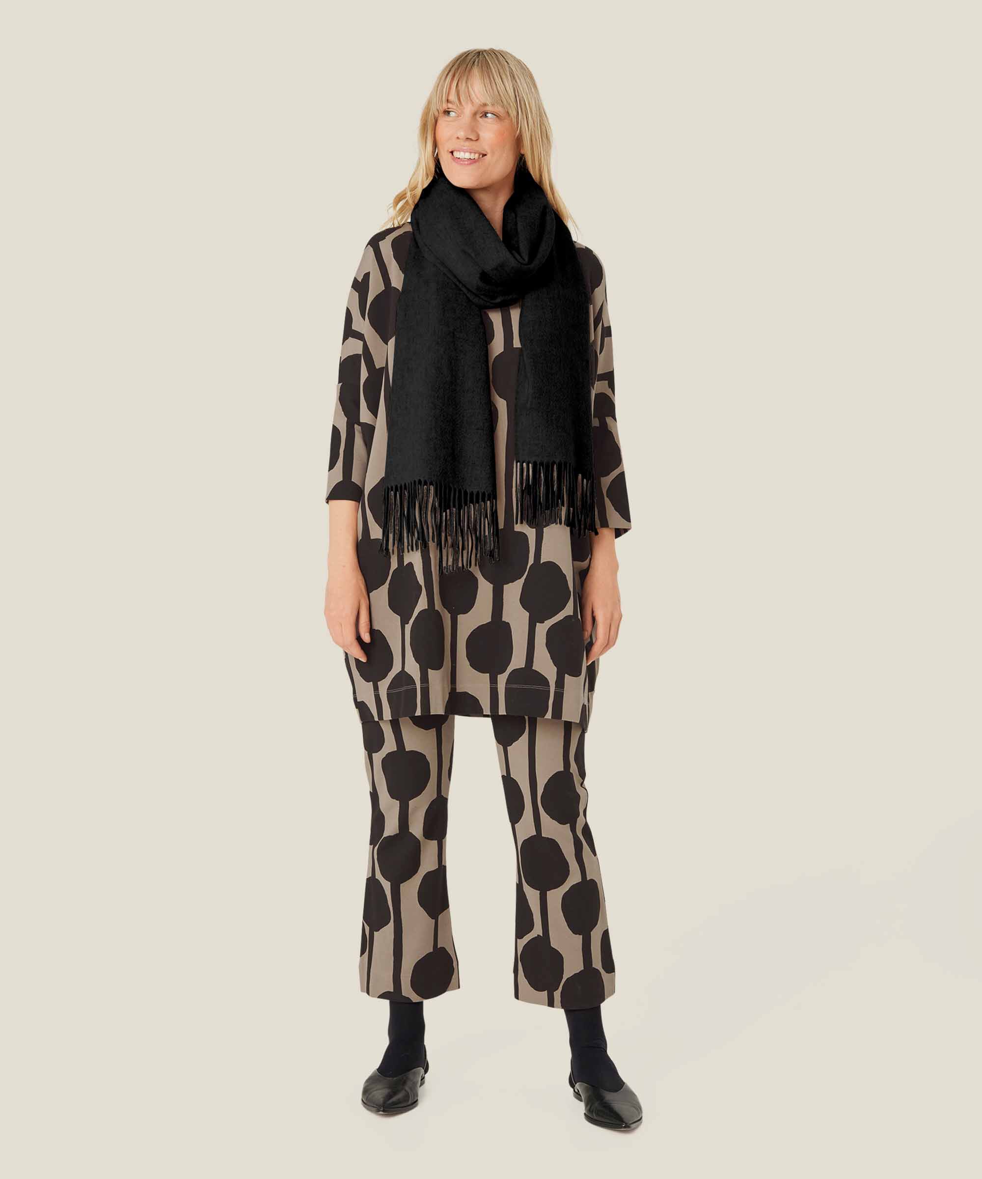 Anna Scarf, Black
