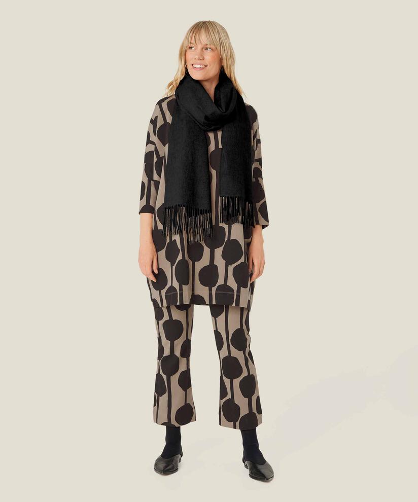 Anna Scarf, Black